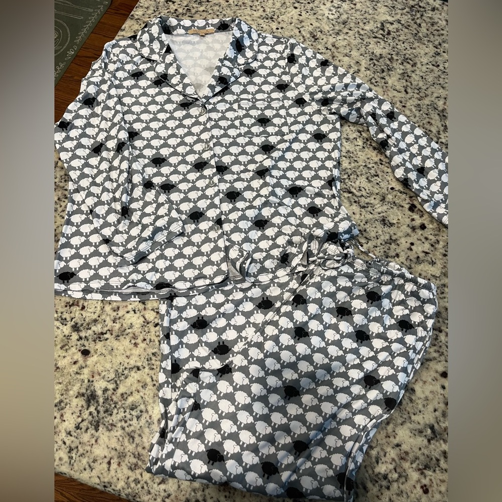My Danielle women’s Black Sheep two piece pajama set Size L very soft like new